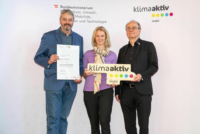 Vizebürgermeister Alfred Lackner (li.) und Stadtgemeinde-Mitarbeiterin Angelika Remich nahmen von Robert Thaler vom Bundesministerium für Klimaschutz, Umwelt, Energie, Mobilität, Innovation und Technologie die Auszeichnung entgegen. | Foto: APA-OTS/Krisztian Juhasz