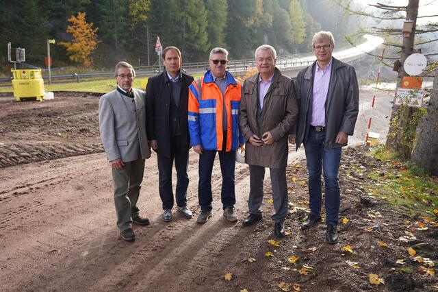 Beim Start des dritten und letzten Bauabschnitts (v.l.):  Hans Peter Iraschko, Vizebürgermeister von Eisenerz, Bernd Pitner, Baubezirksleitung Obersteiermark Ost, Josef Pappenreiter, VA Erzberg, LH-Stv. Anton Lang, Andreas Kammersberger, A16 Verkehr und Landeshochbau | Foto: Land Steiermark