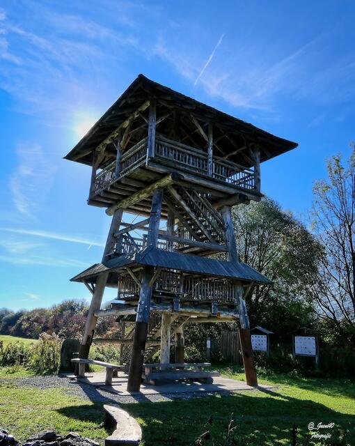 .....unten sieht man,das man mit Stahlträger die morschen Holzpfähle ausgetauscht hat....