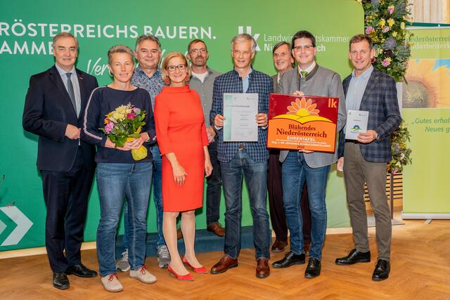 Biodiversitätspreis für die Stadtgemeinde Wieselburg: WKNÖ-Vizepräsident Christian Moser, Elfriede Wagner, Bauamtsleiter Thomas Lichtschopf, Landeshauptfrau Johanna Mikl-Leitner, Erich Trimmel, Stadtrat Werner Tazreiter, Manfred Heger, LKNÖ-Vizepräsident Lorenz Mayr und NÖ Gärtner-Obmann Johannes Käfer
 | Foto: Landwirtschaftskammer Niederösterreich/Georg Pomaßl