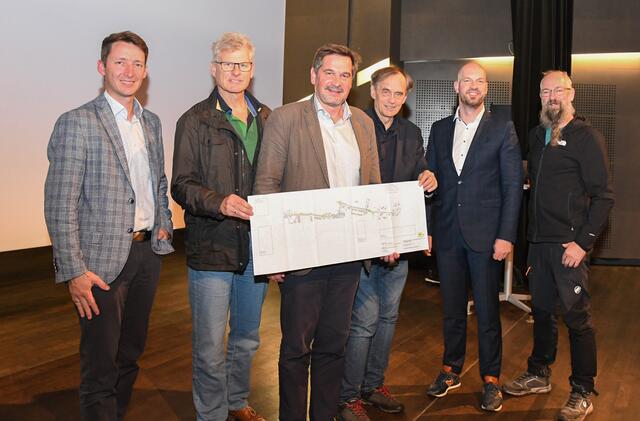 Baumeister Martin Helm, Stadtrat Erich Leonhartsberger, Bürgermeister Werner Krammer, Stadtplaner Ernst Beneder, Vizebürgermeister Armin Bahr und Stadtrat Martin Dowalil bei der Präsentation der grünen Achse Zell. | Foto: Stadt WY