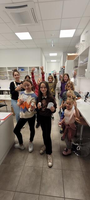 Die Kinderfreunde Parndorf zeigen stolz ihre Ergebnisse. | Foto: Apotheke Frunpark Parndorf KG