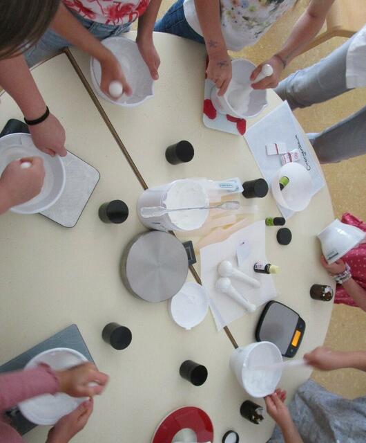 Die Kinder durften selbst Hand an den Mixturen anlegen. | Foto: Apotheke Frunpark Parndorf KG