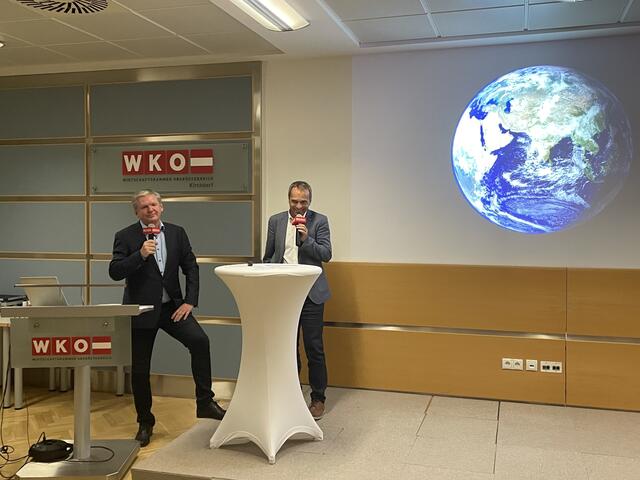 Günther Mayr (li.) mit WKO-Bezirksstellenleiter, Siegfried Pramhas. | Foto: Staudinger