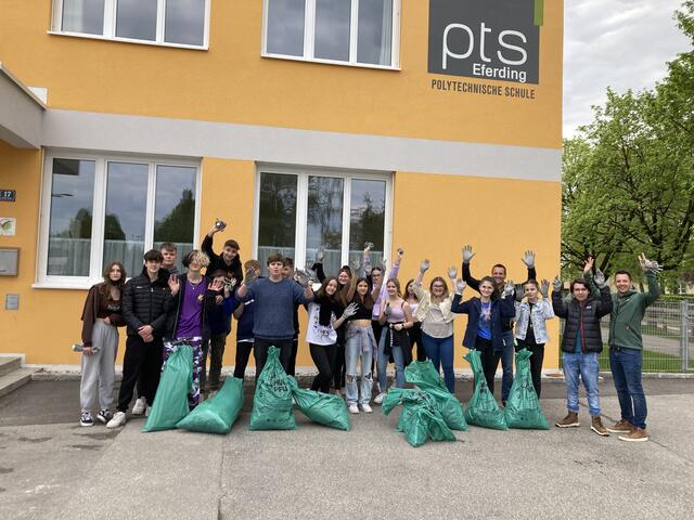 Schülerinnen und Schüler der Polytechnischen Schule Eferding zeigen Engagement und beteiligen sich an der "Aktion Hui statt Pfui". | Foto: PTS Eferding