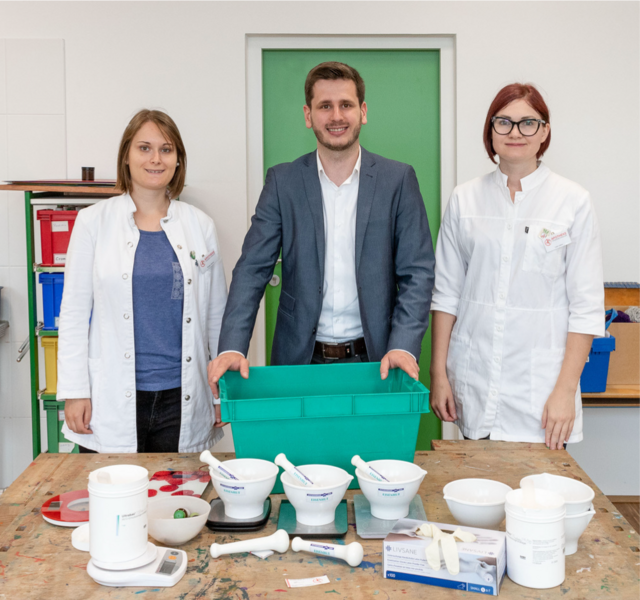 Sabrina Biringer, Andrej Dosek (EISENHUT Apothekenbedarf GmbH) und Jelena Casni brachten Kids die Pharmazie näher. | Foto: Andrej Dosek