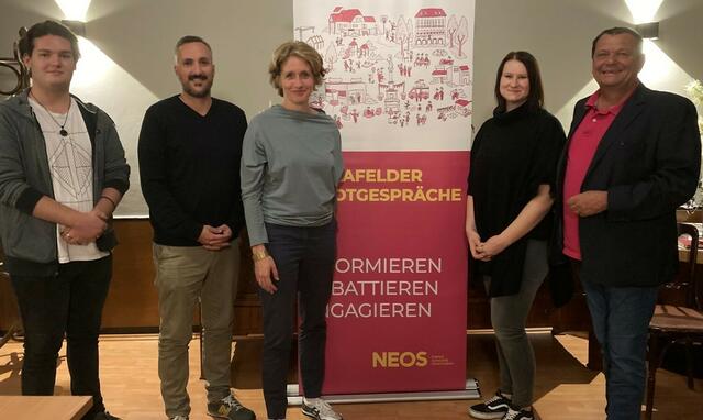 Das Pinkafelder NEOS Team freute sich über das interessante Stadtgespräch: Marvin Feigl, Thomas Mantsch, Stephanie Krisper, Viktoria Bittner, Eduard Posch | Foto: NEOS