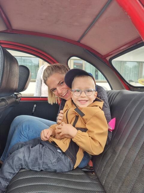 Oldtimer zauberten den Kindern ein Lächeln ins Gesicht. | Foto: Foto: kokon