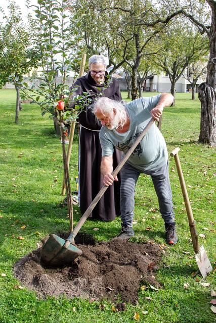 Sepp Götz pflanzte im Klostergarten zwei Apfelbäume.  | Foto: Privat