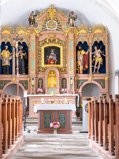 Ein Blick in die Kirche durch das Gitter am Eingang