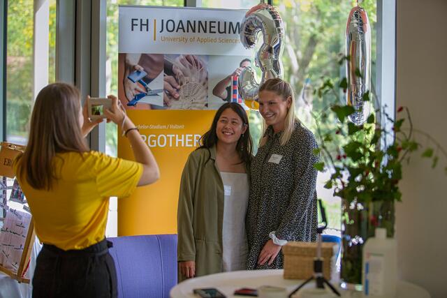 An der Fachhochschule Joanneum Bad Gleichenberg wurde das 30-jährige Bestehen der Ergotherapie-Ausbildung gefeiert – gemeinsam mit vielen Absolventinnen und Absolventen. | Foto: FH Joanneum