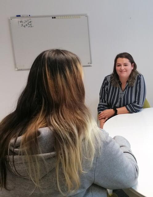 Besonders hart von den Teuerungen betroffen sind Alleinerziehende wie Frau S. aus Linz. Sozialpädagogin Jessica Erkner von der Sozialen Initiative betreut die Familie regelmäßig und steht mit Rat und Tat zur Seite. | Foto: Soziale Initiative