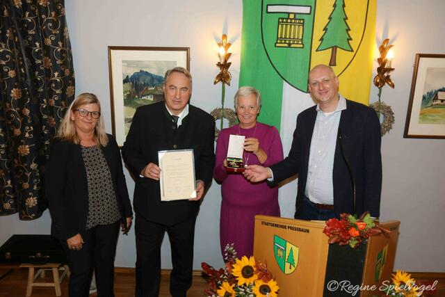 Vizebürgermeisterin Jutta Polzer und Vizebürgermeister Michael Sigmund überreichten Bürgermeister Josef Schmidl-Haberleitner das goldene Ehrenzeichen der Stadtgemeinde Pressbaum für 15 Jahre im Amt.