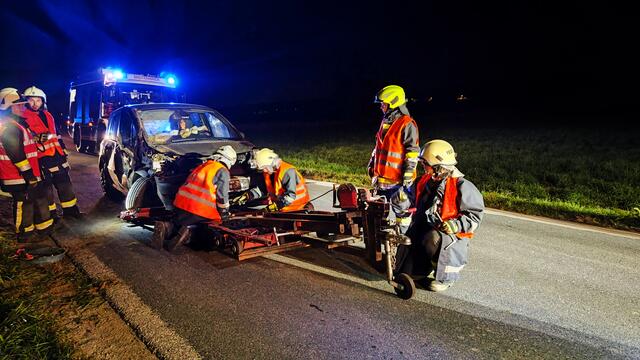 Die FF Breitenwaida barg das beschädigte Auto aus dem Straßengraben. | Foto: FF Breitenwaida