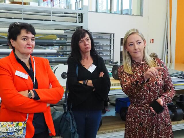 Stefanie Niederwimmer (rechts) führte durch die Produktionshallen | Foto: BRS/Haslberger