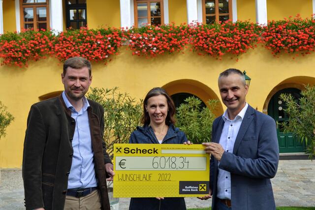 Dieter Preiß und Lukas Gschweicher konnten Maria Fehringer von der Österreichischen Krebshilfe den Spendenscheck überreichen. 