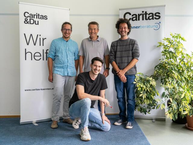 Männerberater der Caritas Kärnten von links: Klaus Knafl, Leiter Karlheinz Weidinger, Peter Stefanovicz, vorne Lino Pschernig.  | Foto: Caritas/Johannes Leitner 