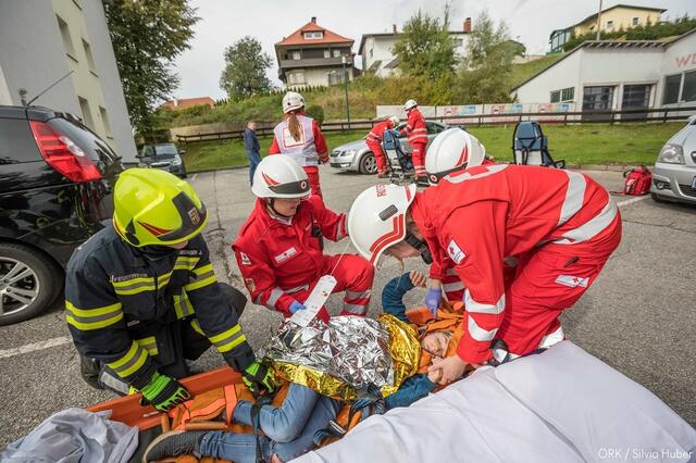 Rotes Kreuz und Feuerwehr übten in Frankenburg gemeinsam. | Foto: ÖRK/Silvio Huber