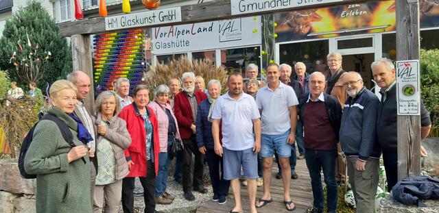 Der Frankenburger Heimatverein mit Hans Hintermüller(2.v.r.) vor der Glashütte. | Foto: Peter Treibenreif