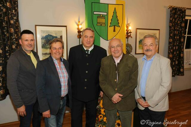 Bürgermeister Schmidl-Haberleitner mit GR Ing. Thomas Ded, Stadtrat Reinhard Scheibelreiter, GR Mag. Dr. Peter Großkopf und GR Ing. Anton Strombach von der roten Fraktion.