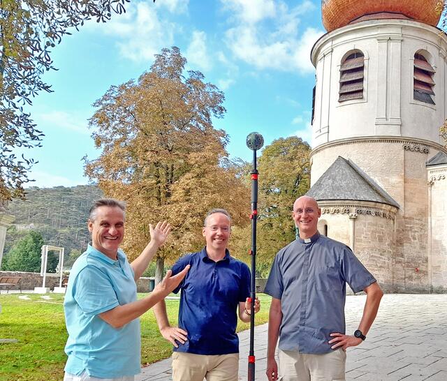 Stadtrat Gert Zaunbauer (l.) und Pfarrer Adolf Valenta (r.) begaben sich mit Fotograf Christian Faistenauer auf einen Rundgang durch St. Othmar. Von der Unterkirche bis zum Dachstuhl kann die Pfarrkirche ab sofort auf Google Maps jederzeit online besucht werden. | Foto: Stadtgemeinde Mödling/Boeger