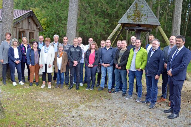 Karin Meier, Petra Waller, Nina Fietz, Roswitha Stütz, Markus Ramharter, Silvia Hörndl, Johannes Helmreich, Brigitte Weichselbraun, Thomas Zeilinger, Roland Eggenberger, Bernhard Kreuzer, Heinz Pöppl, Doris Bierwolf, Peter Hainz, Matin Hirsch, Günther Mödlagl, Manuel Willinger, Rupert Zimmermann, Helmut Pressinger, Thomas Steiger, Gerhard Polt, Robert Meier und Christian Zotter (v.l.) | Foto: TE Connectivity/St. Mayer
