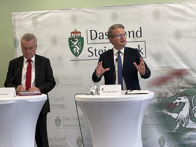 Landeshauptmann Christopher Drexler (rechts) und Stellvertreter Anton Lang verwiesen auf "äußerst konstruktive" Gespräche während der Regierungsklausur. | Foto: Schneeberger