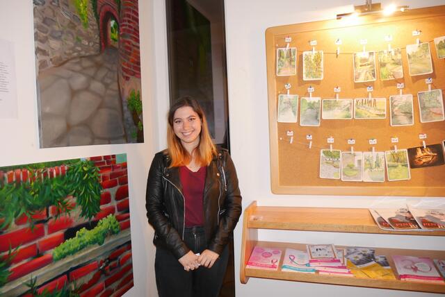 Die junge Künstlerin Anna Weinmüller präsentierte stolz ihre Kunstwerke. | Foto: Carina Fröhlich