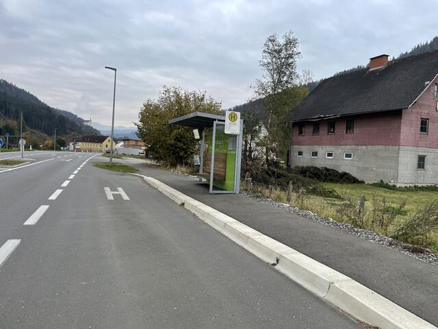 An der Bushaltestelle Gmeingrube Abzw. Laintal, Trofaiach hält morgens die Buslinie 820 und nimmt die Schülerinnen und Schüler mit nach Leoben.  | Foto: RegionalMedien Steiermark