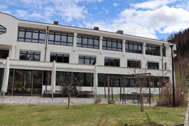 In der Tiroler Fachberufsschule für Tourismus und Handel in Landeck fand am 11. Oktober die Begabtenförderungsfeier für den Bezirk Landeck statt. | Foto: Carolin Siegele