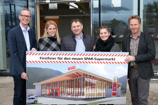 Nach der Firstfeier: Harald Schiestl (Leiter Bau/Energie/Technik), Marktleiterin Carina Kail, Gebietsleiter Gerhard Nagele und die stellvertretende Marktleiterin Julia Knapp freuen sich gemeinsam mit Bürgermeister Erich Mirth (v.l.) auf die Eröffnung des neuen SPAR-Supermarktes in Obsteig. | Foto: SPAR