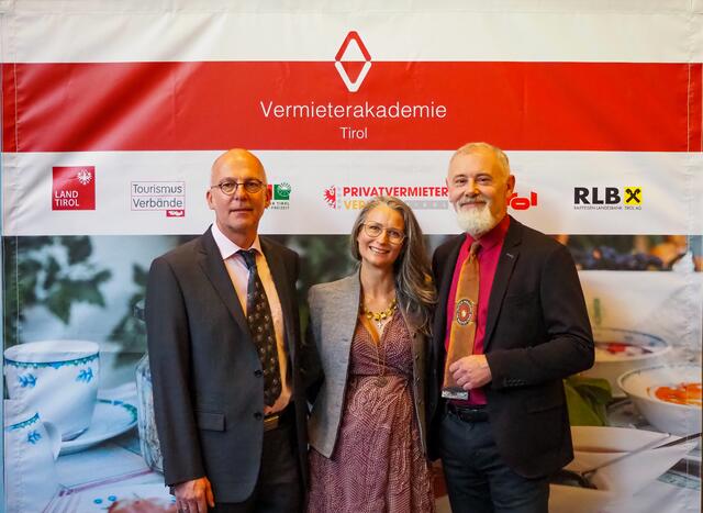 Freuen sich über die zehnjährige Erfolgsgeschichte der Vermieterakademie Tirol (v.l.): Anton Habicher (Tourismusabteilung Land Tirol), Katrin Perktold (Geschäftsführerin Verband der Tiroler Tourismusverbände) und Gerhard Föger (Leiter der Tourismusabteilung Land Tirol). | Foto: © Verband der Tiroler Tourismusverbände