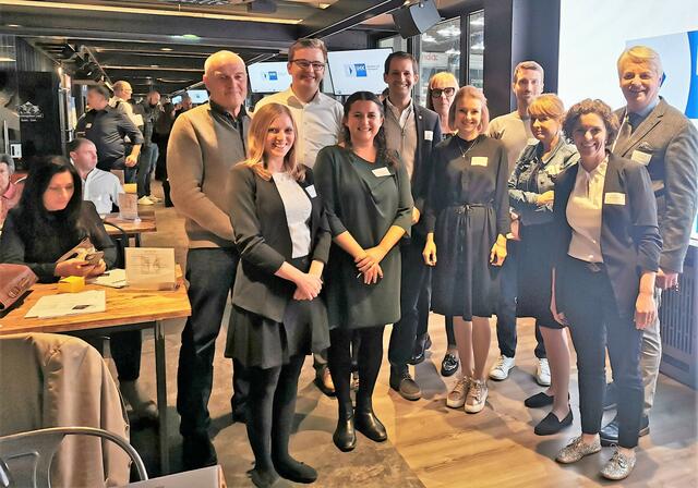 Richard Weißenbacher (Wirtschaftsförderung Landkreis Rosenheim), Katharina Spöck (Wirtschaftsförderung Landkreis Rosenheim), Christoph Schneider (Präsident der Euregio Inntal), Carla Kirmis (Wirtschaftsförderung Stadt Rosenheim), Andreas März (Oberbürgermeister Stadt Rosenheim), Elke Riedner (Wirtschaftsförderung Stadt Rosenheim), Tanja Bachmann (Regionalmanagement Chiemgau GmbH Wirtschaftsförderung), Moritz Hollinger (Netzwerkpartner Chiemgau GmbH Wirtschaftsförderung), Esther Jennings (Geschäftsführerin Euregio Inntal), Evi Bachmaier (Netzwerkmanagerin Stellwerk18) und Toni Ferk ( Geschäftsführer Sales Teams &amp; More) (v.l.). 
  | Foto: GMedia eU