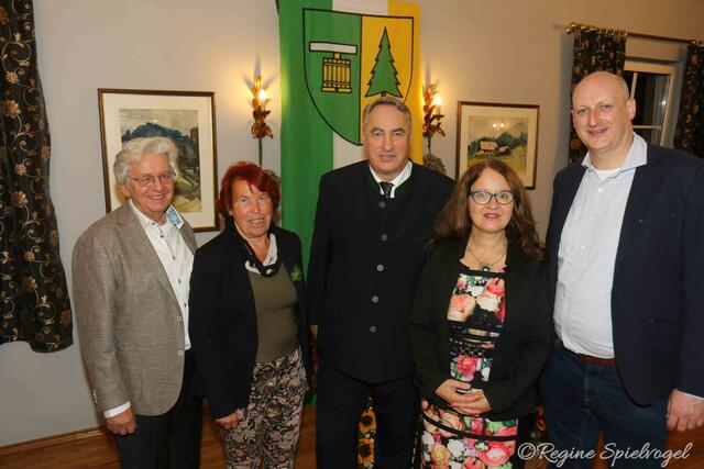 Bürgermeister Josef Schmidl-Haberleitner mit GR Rudolf Mlinar, GR Christine Leininger, Ingrid Burtscher und Vizebürgermeister Michael Sigmund von der grünen Fraktion. 