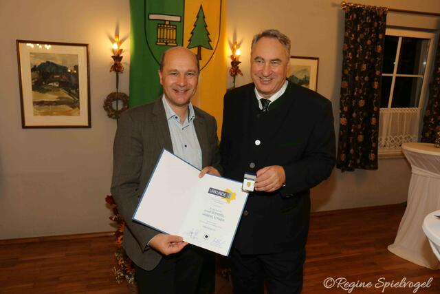 Dipl.-Ing. Johannes Pressl, Bürgermeister von Ardagger im Mostviertel und Präsident des NÖ Gemeindebundes, ließ es sich nicht nehmen, den Jubilar mit der Ehrennadel des NÖ Gemeindebundes auszuzeichnen.