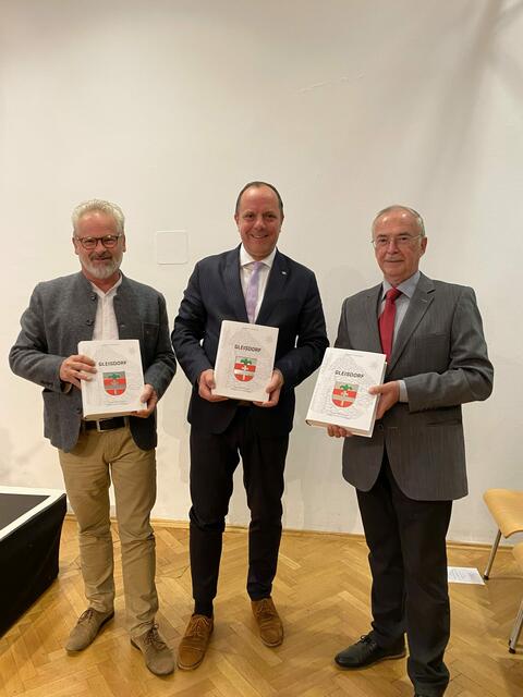 Robert Rabel, Grafiker des Buches, Bürgermeister Christoph Stark und Autor Robert Hausmann (v.l.) bei der Präsentation des Gleisdorf-Buch | Foto: Stadtmarketing Gleisdorf