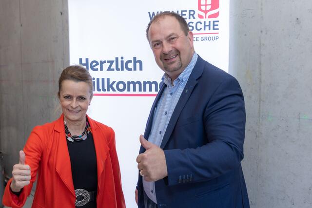Christine Dornaus, Vorstandsdirektorin der Wiener Städtischen Versicherung, und Bezirkschef Alexander Nikolai (SPÖ) bei der Gleichenfeier am 11. Oktober.  | Foto: RICHARD@RICHARDTANZER.AT