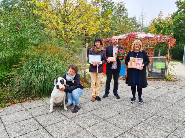 Tierheimreferent Thomas Rammerstorfer sowie die Obfrau und die Vizepräsidentin des Vereins der Freunde des Welser Tierheims, Sabine Gattermaier und Vizebürgermeisterin außer Dienst Silvia Huber, gratulierten Nicole Steinkogler und Lucy gebührend mit Blumen beziehungsweise einem großen Knochen als Dankeschön. | Foto: Stadt Wels