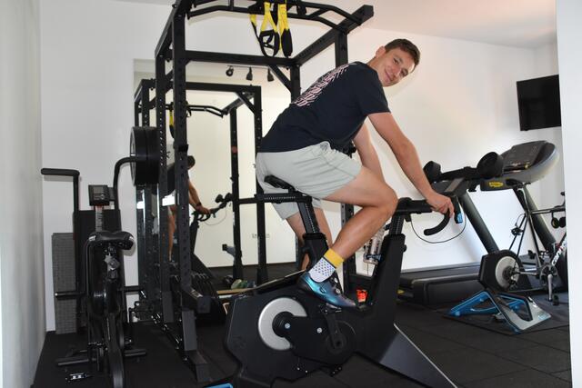 In seinem hauseignen Fitness-Studio im Alten Schöpfwerk trainiert Daniel Schuster selbst und coacht auch seine Kunden.
 | Foto: Karl Pufler/Daniel Schuster