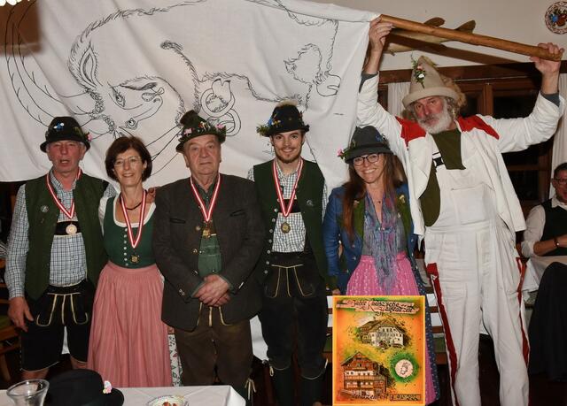 v.l.: OSM Josef Sonnleitner, Gitti Sonnleitner, Veteranen-Schützenkönig Johann Pilz, Schützenkönig Marco Schlager, Sonja Kneisz mit Schneiderfahne und Gedenkscheibe, Oberzieler Adi Kocsar - Foto© Franz Frühauf