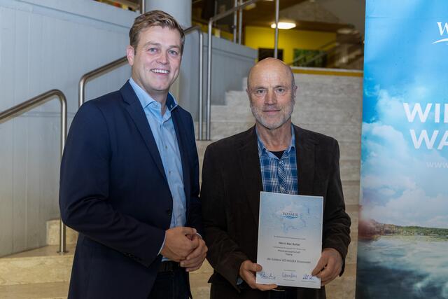 Landesrat Kaineder gratuliert Franz Blumenschein zur goldenen Oberösterreichischen Wasser-Ehrennadel. | Foto: Land OÖ/Andreas Krenn