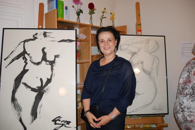 Künstlerin Ahmed-Schedl Angelika mit zwei ihrer Kunstwerke | Foto: Carina Fröhlich