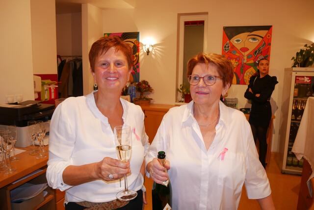 Gerdenitsch Manuela und Seedoch Katharina versorgten die Gäste mit Sekt und Getränken. | Foto: Carina Fröhlich