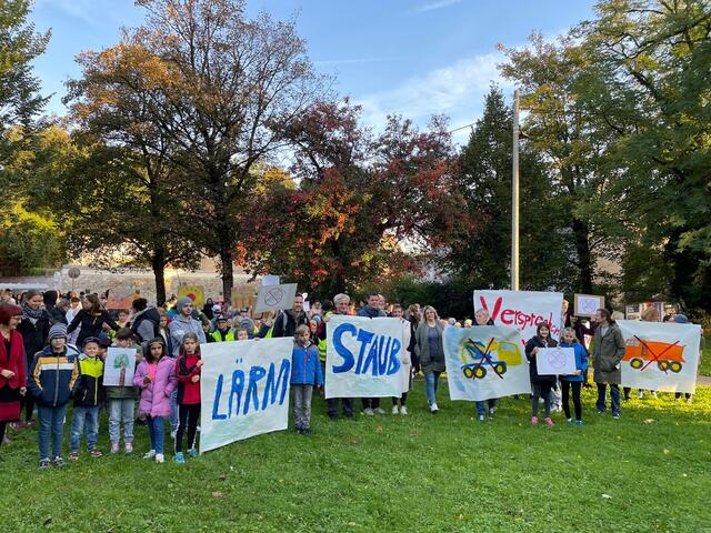 Der Elternverein de Michael Reitter Schule rief am Montag zum stillen Protest gegen die Rodung des Klostergartens auf. | Foto: "Zukunft Klostergarten"