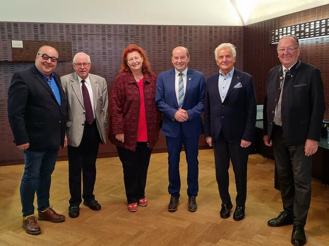 Vertreter des Seniorenbeirates im Rahmen der heutigen Sitzung, in der Mitte (3.v.r.) der Vorsitzende des Seniorenbeirates Erich Hafner. | Foto: FPÖ Steiermark