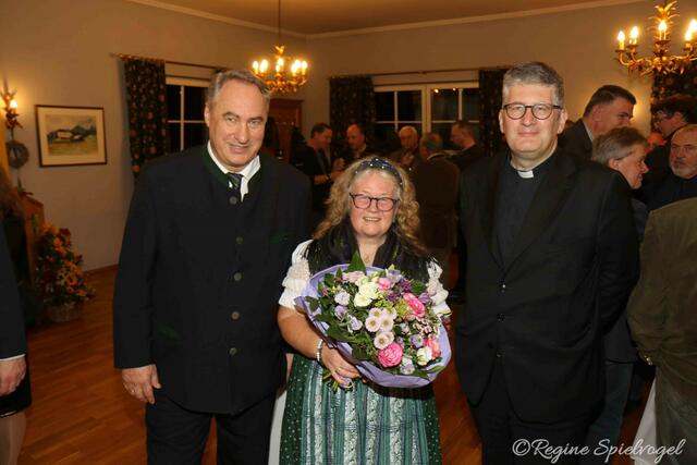 Über den Besuch von Pfarrer Mag. Johann Georg Herberstein freuten sich Bürgermeister Josef Schmidl-Haberleitner und Gattin Elisabeth.