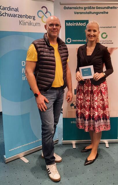 Sebastian Edtinger (Ärztliche Leitung Physikalische Medizin und Rehabilitation Kardinal Schwarzenberg Klinikum) und Moderatorin Angelika Pehab.