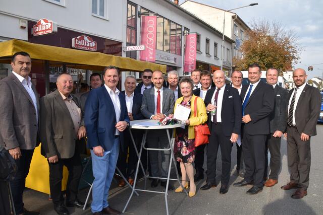 Nach der Angelobung trafen sich die Bürgermeister zum Würstelessen am Wochenmarkt. | Foto: Michael Strini