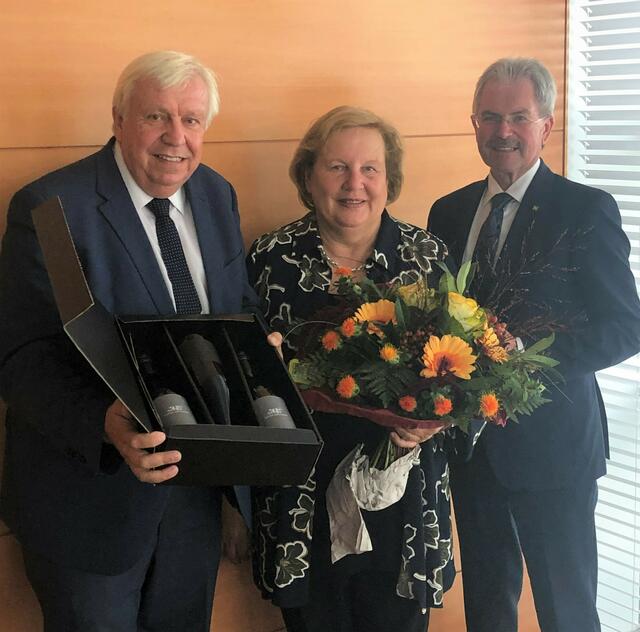 Landtagspräsident Karl Wilfing (r.) gratulierte den beiden ehemaligen Mitgliedern des Landtagspräsidiums Heidemaria Onodi und Bildungsdirektor Johann Heuras jeweils zum 65. Geburtstag. | Foto: NÖ Landtag/Fuchs