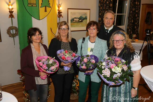 Blumen für die Damen gab es von Bürgermeister Josef Schmidl-Haberleitner. Leiterin der MSOW Tina Schmidt, Amtsdirektorin Andrea Hajek, Gemeinderätin Susanne Stejskal und Gattin Elisabeth Schmidl.